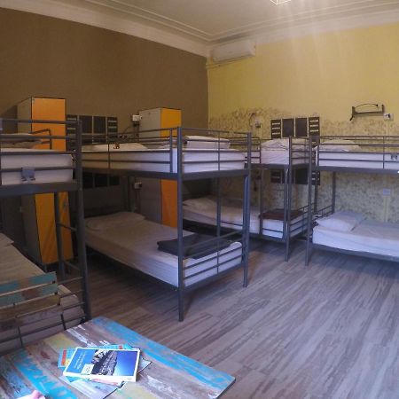 Victoria House Hostel Genoa Bagian luar foto