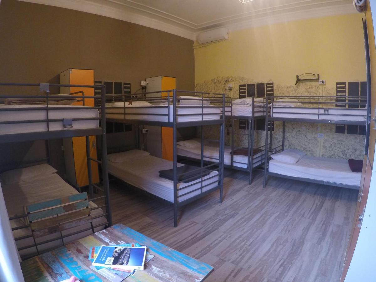 Victoria House Hostel Genoa Bagian luar foto