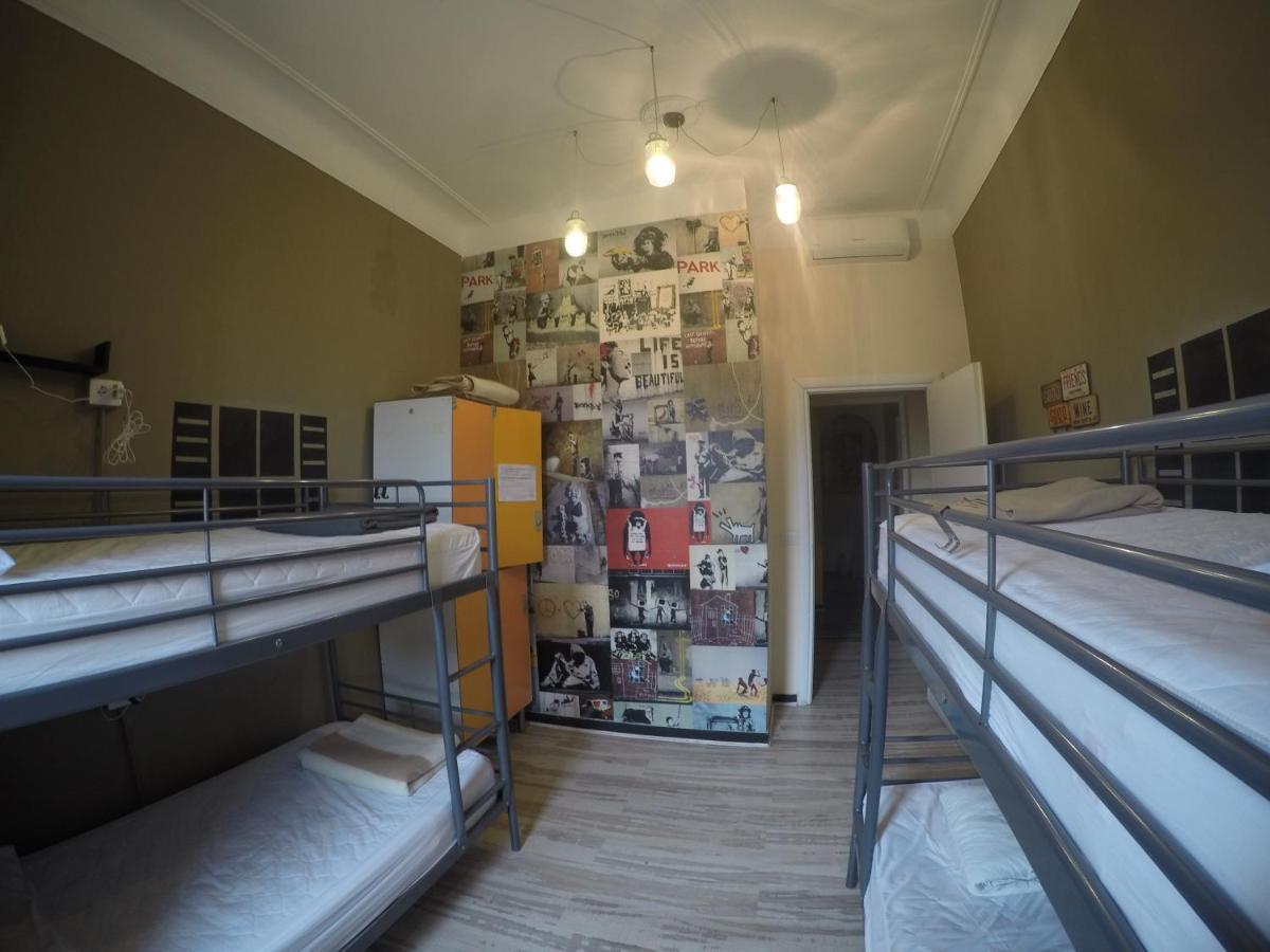 Victoria House Hostel Genoa Bagian luar foto