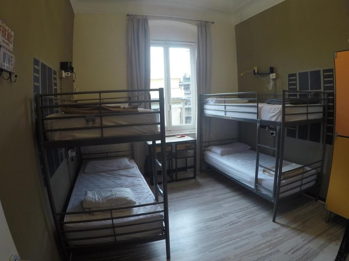 Victoria House Hostel Genoa Bagian luar foto