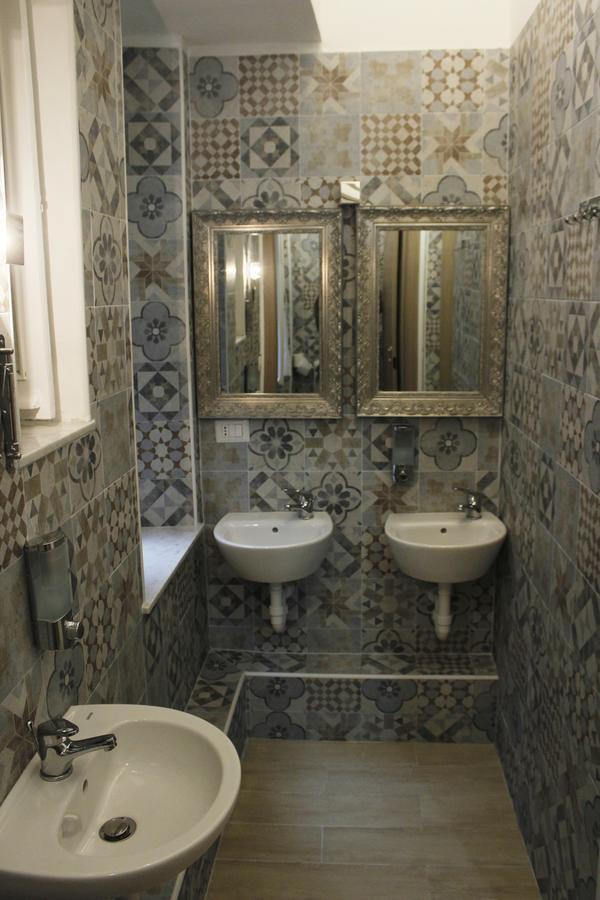 Victoria House Hostel Genoa Bagian luar foto