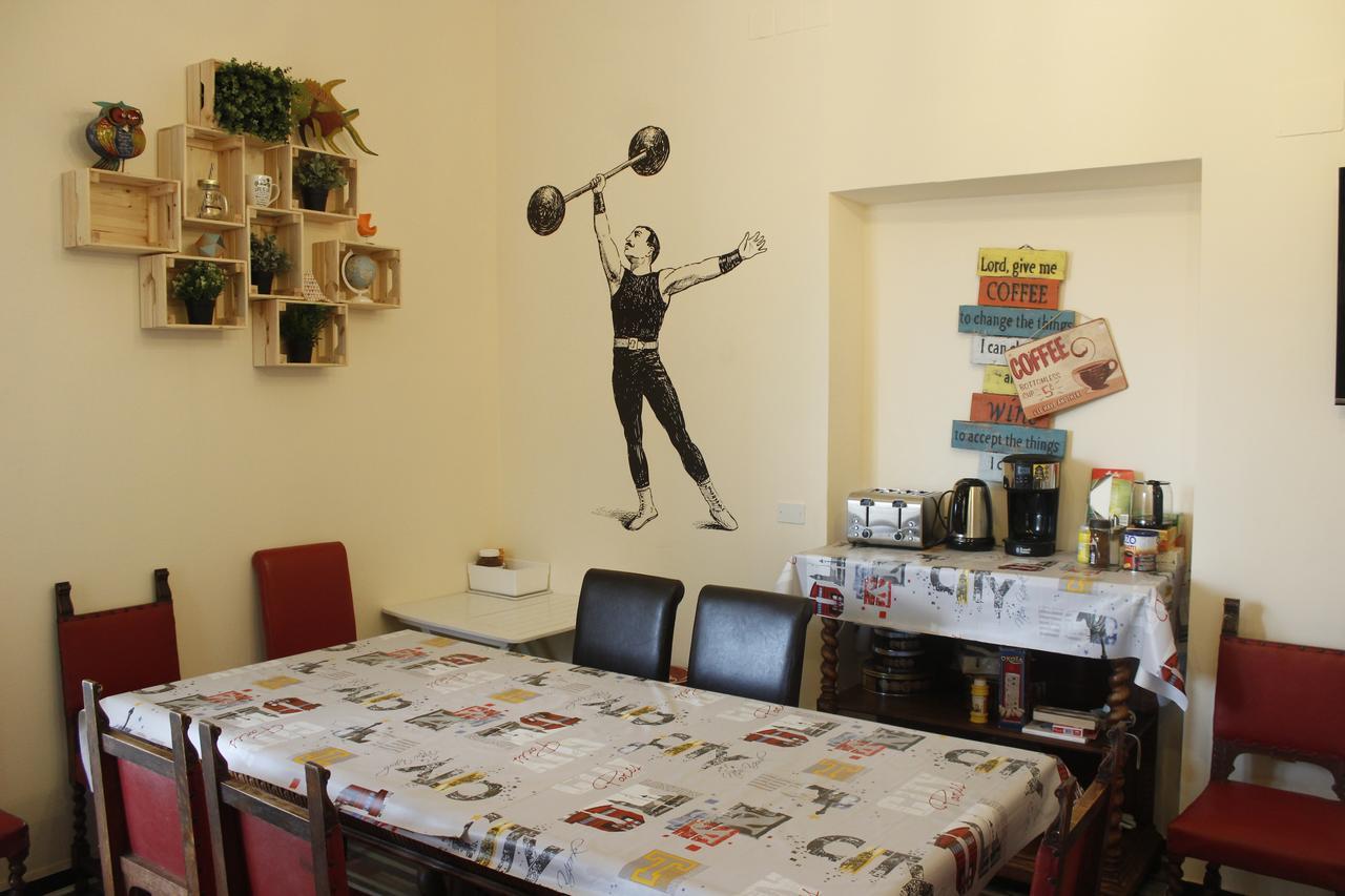 Victoria House Hostel Genoa Bagian luar foto