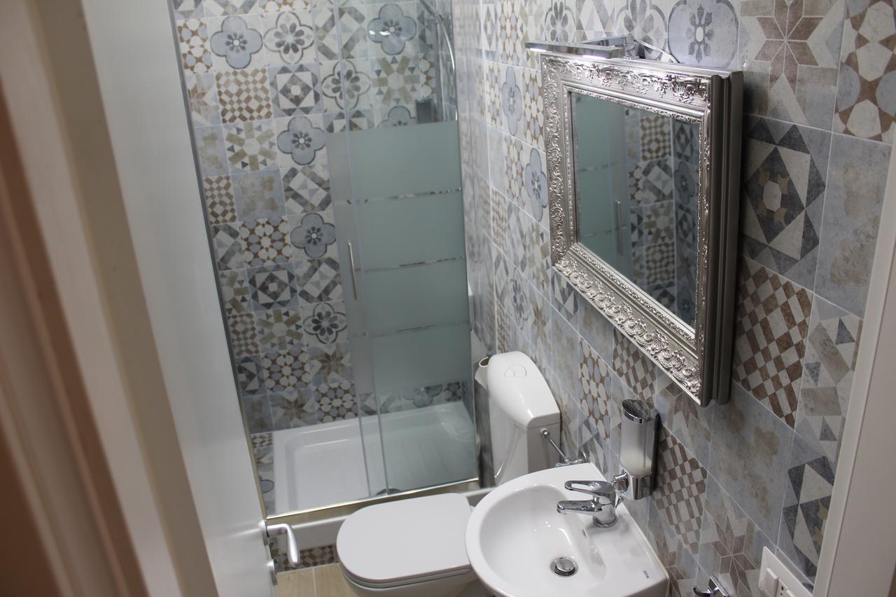 Victoria House Hostel Genoa Bagian luar foto