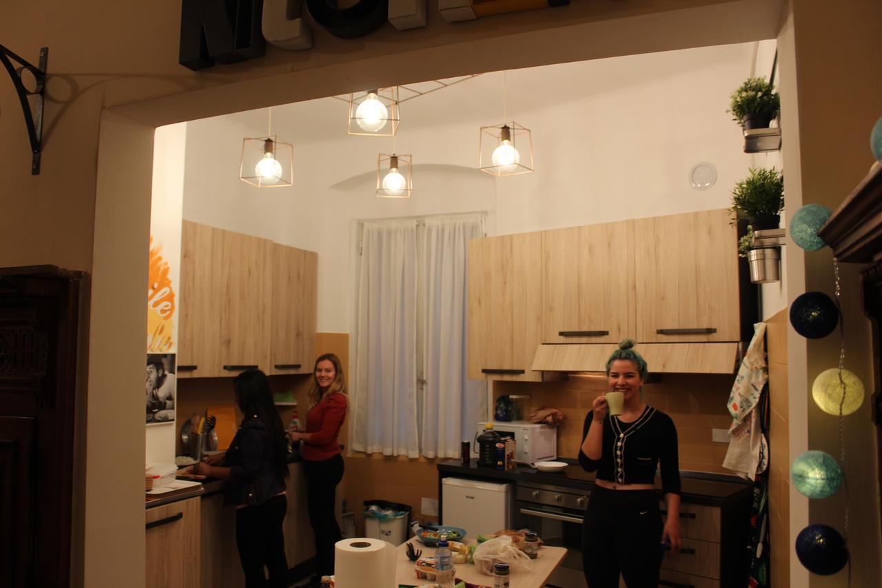 Victoria House Hostel Genoa Bagian luar foto