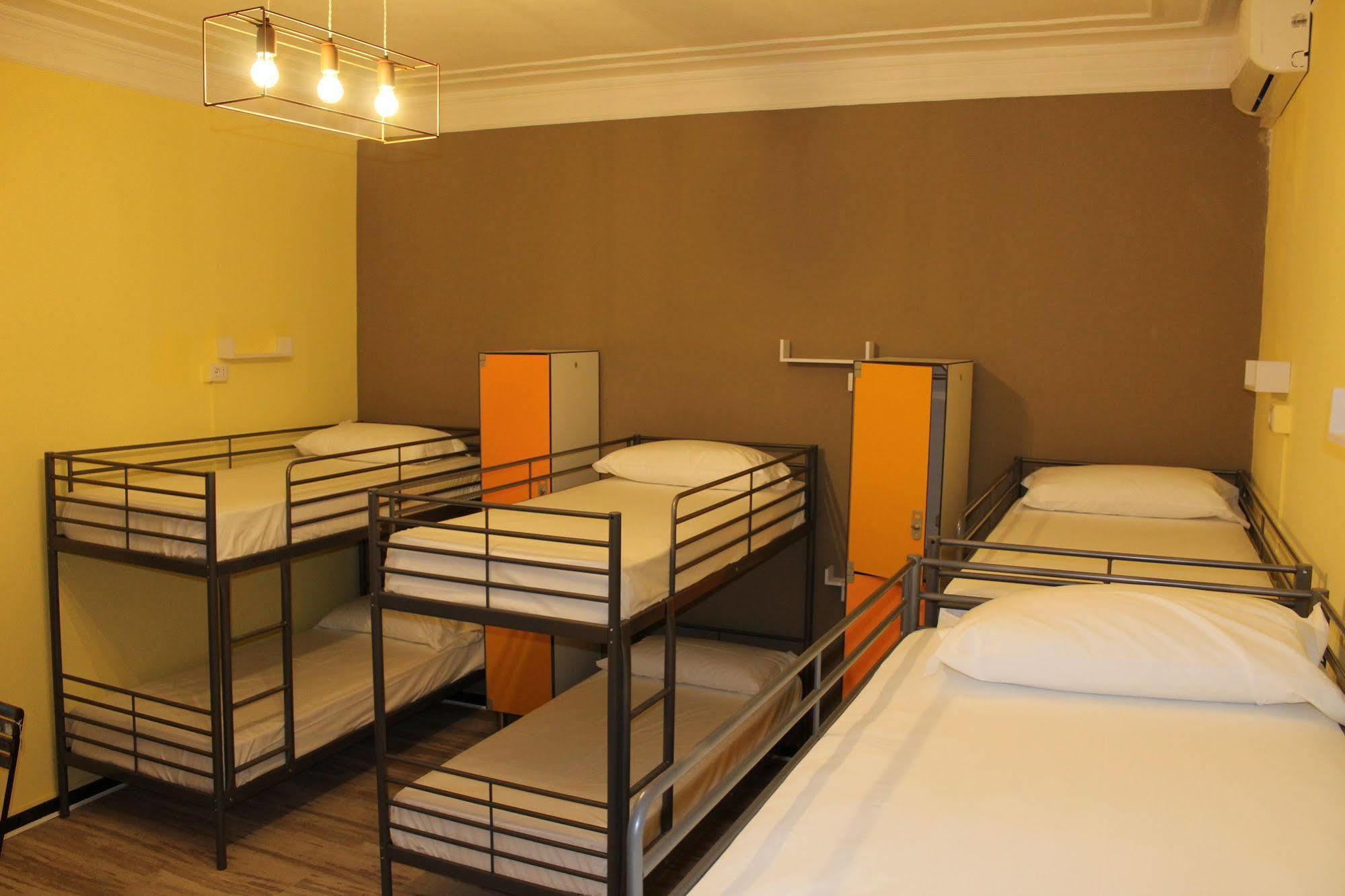 Victoria House Hostel Genoa Bagian luar foto
