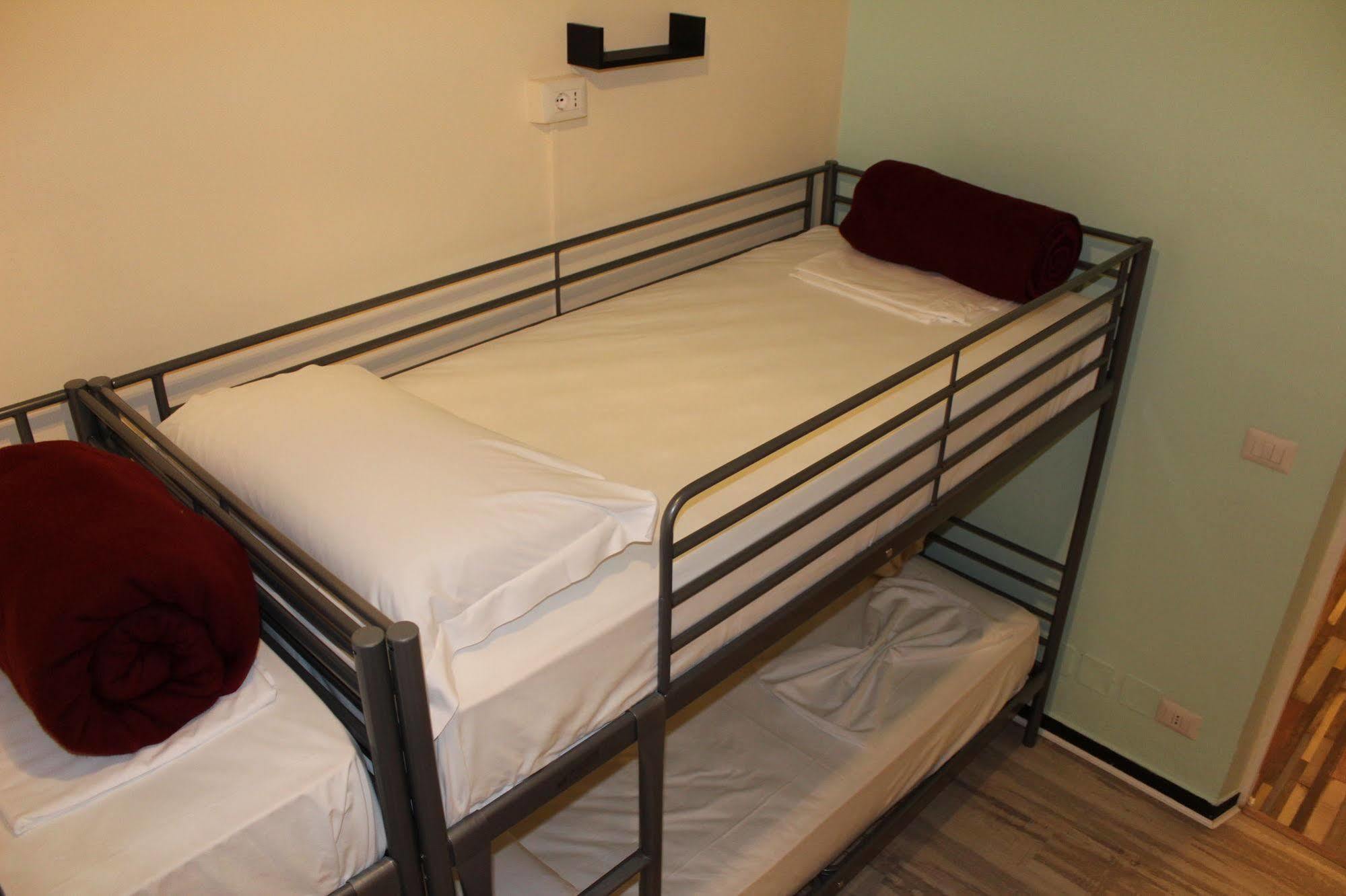 Victoria House Hostel Genoa Bagian luar foto
