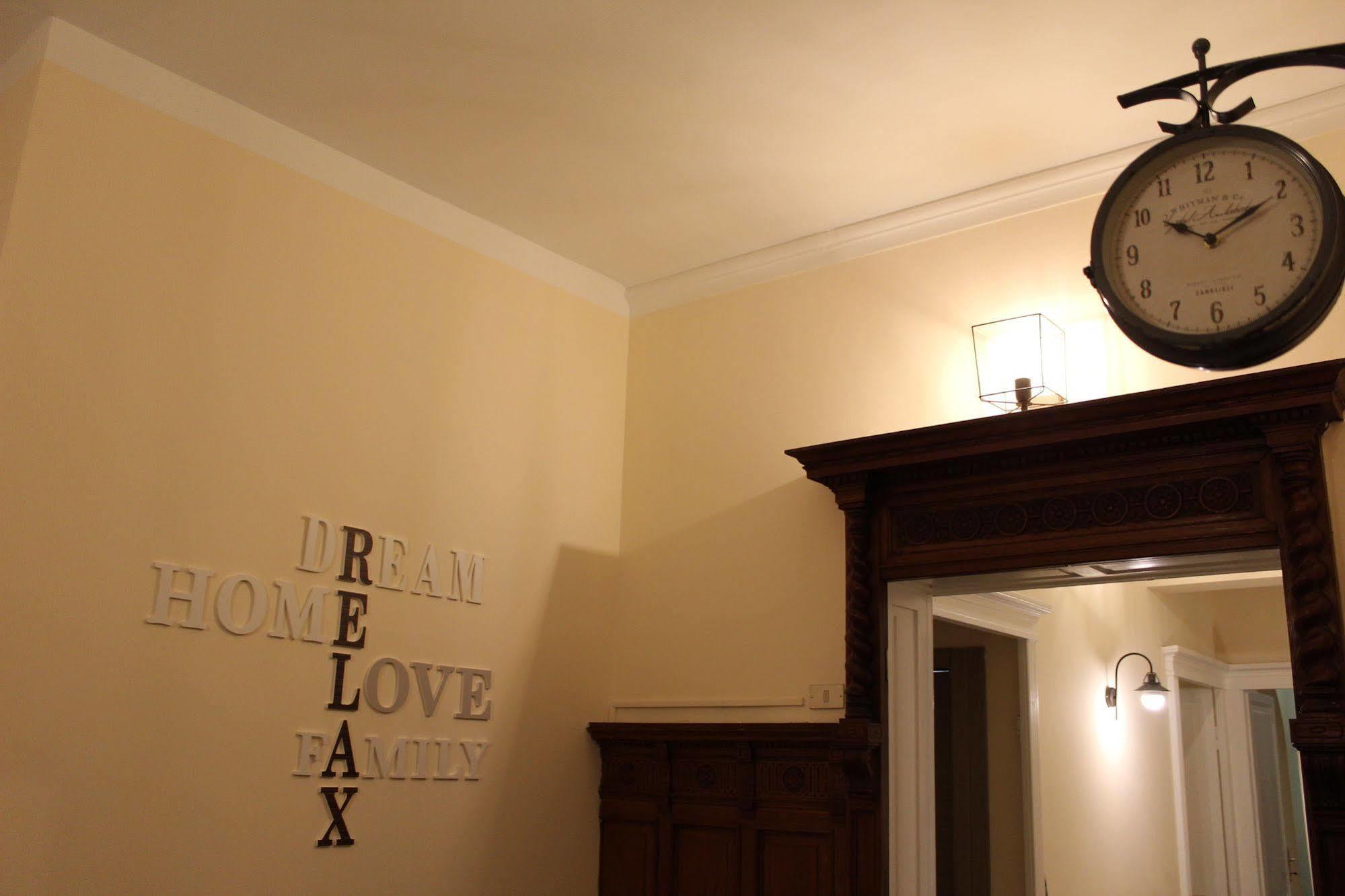 Victoria House Hostel Genoa Bagian luar foto