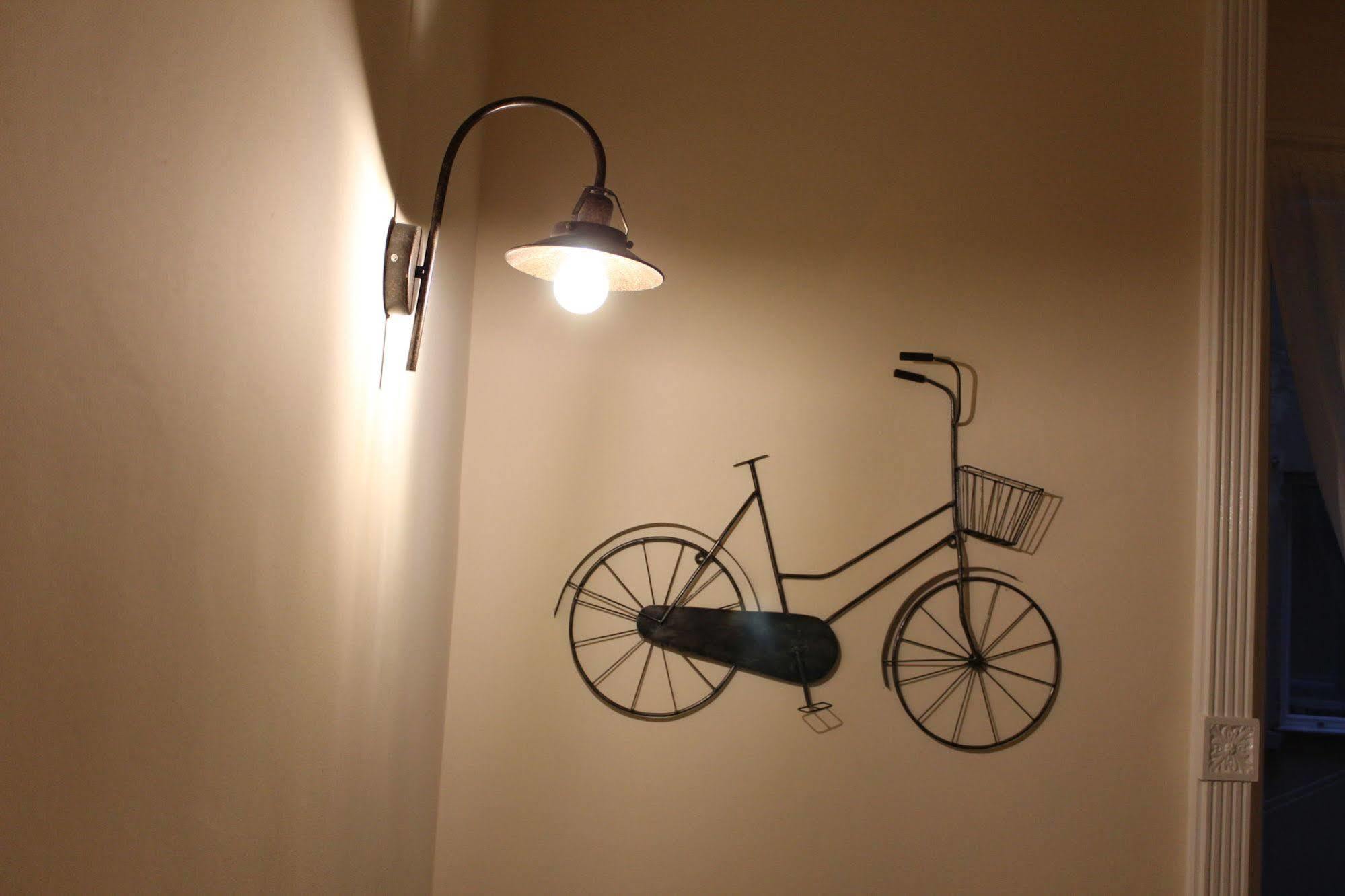 Victoria House Hostel Genoa Bagian luar foto