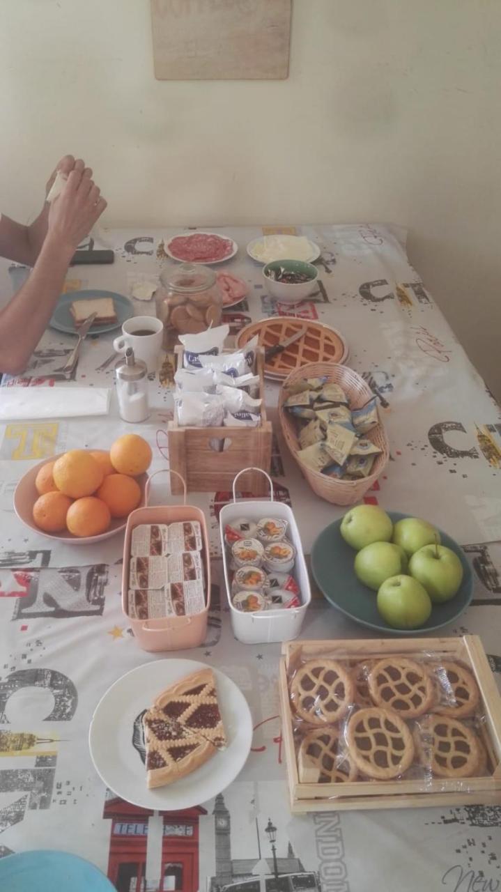 Victoria House Hostel Genoa Bagian luar foto